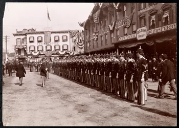 Programação militar na rua em Dobbs Ferry, Nova York, 1898 (impressão de gelatina de prata)
